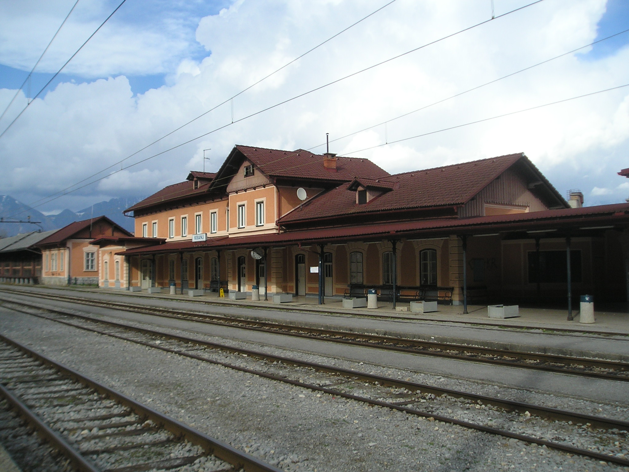 Kranj Train_station_platform_1