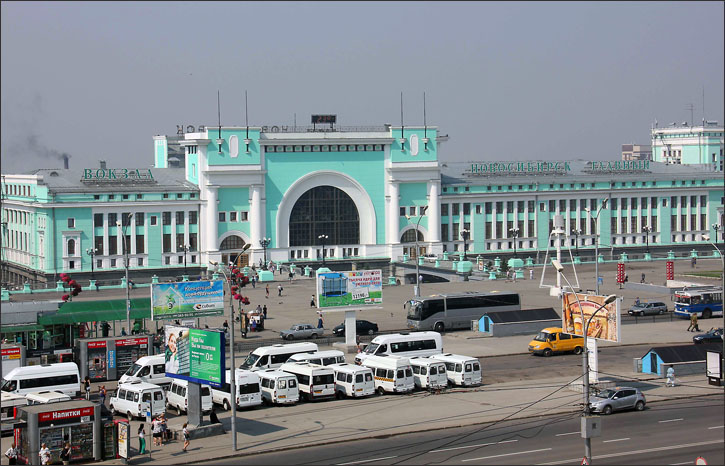 Novosibirsk_railway_station_outside