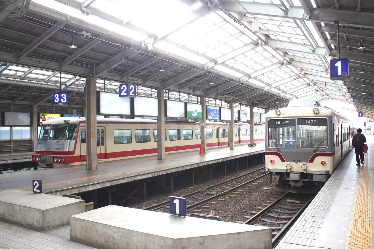 Toyama_station_platforms