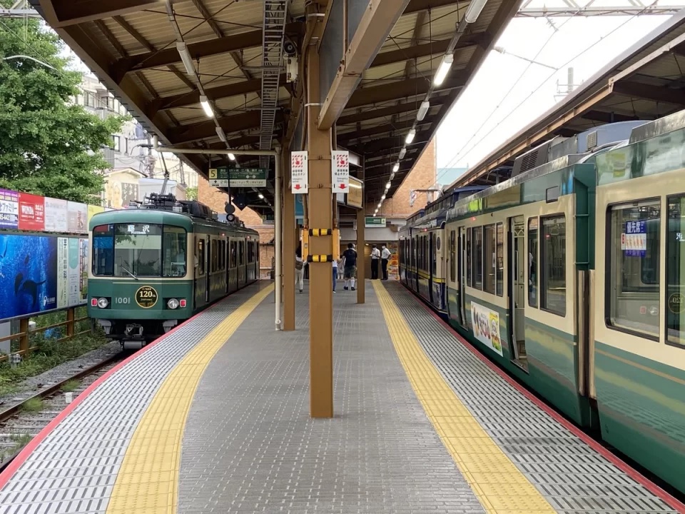 Kamakura_station_platform_train