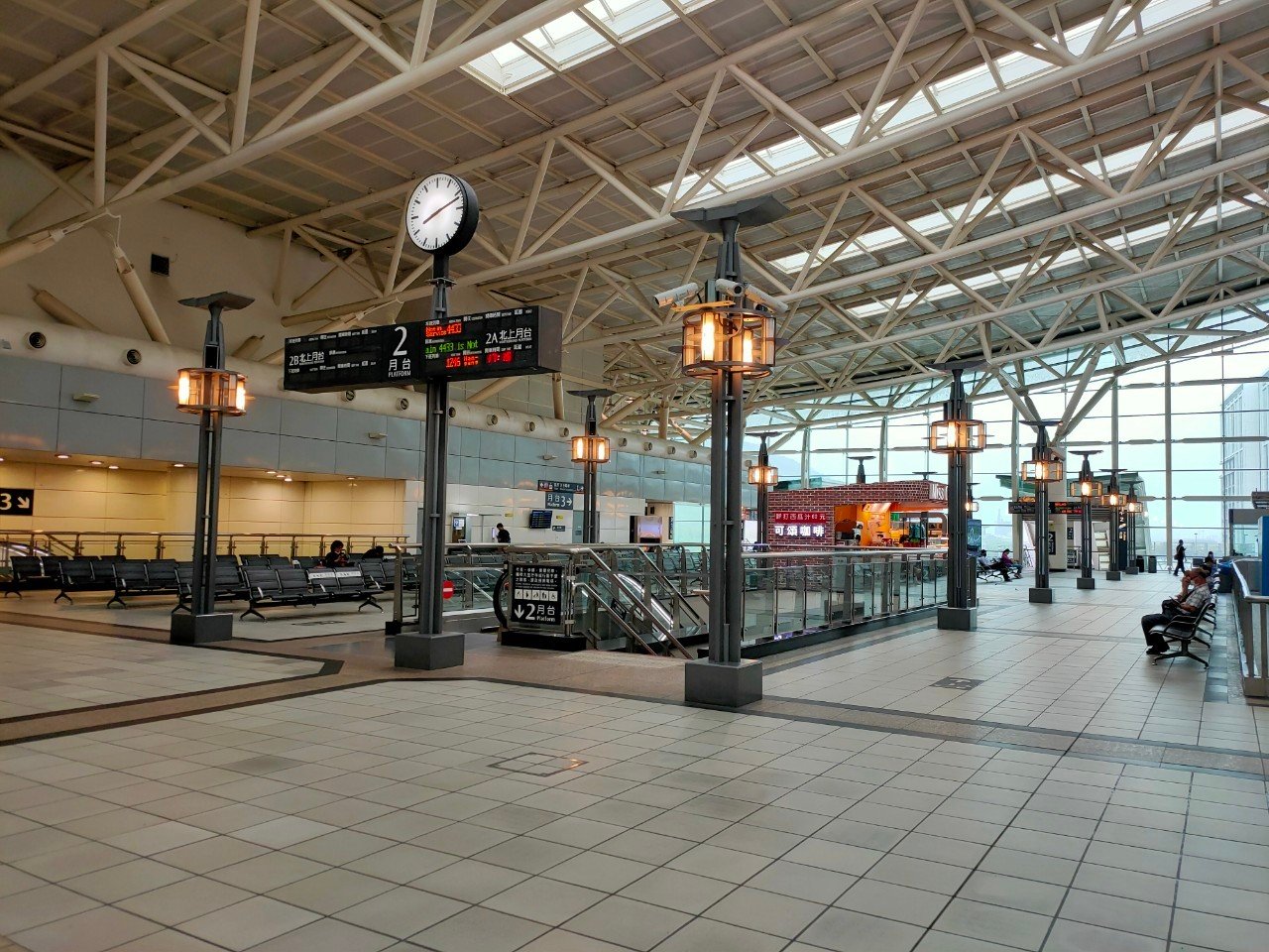 Hsr_kaoshiu_zuoying_station_hall
