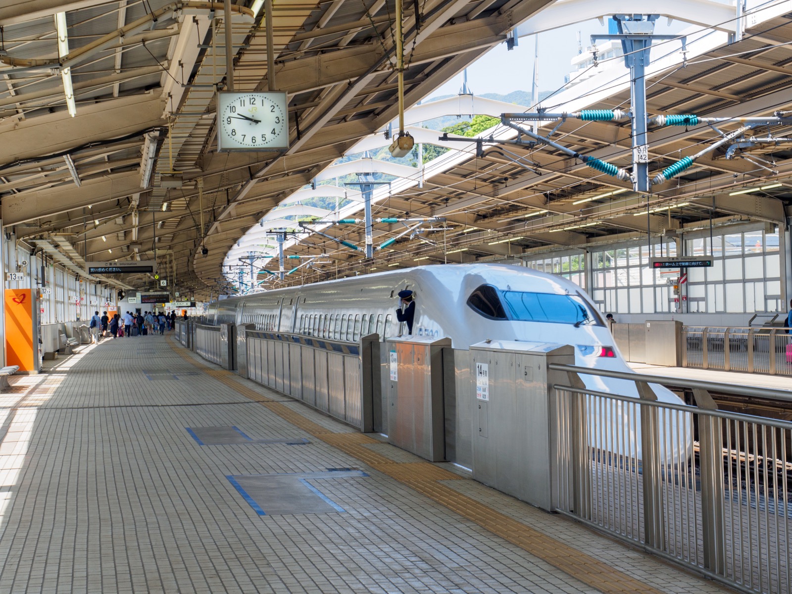 Atami_station_platform_shingansen