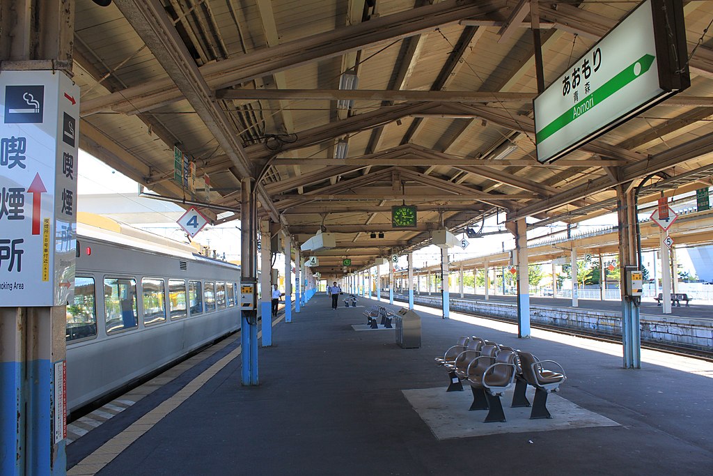 Aomori_station_platform_4