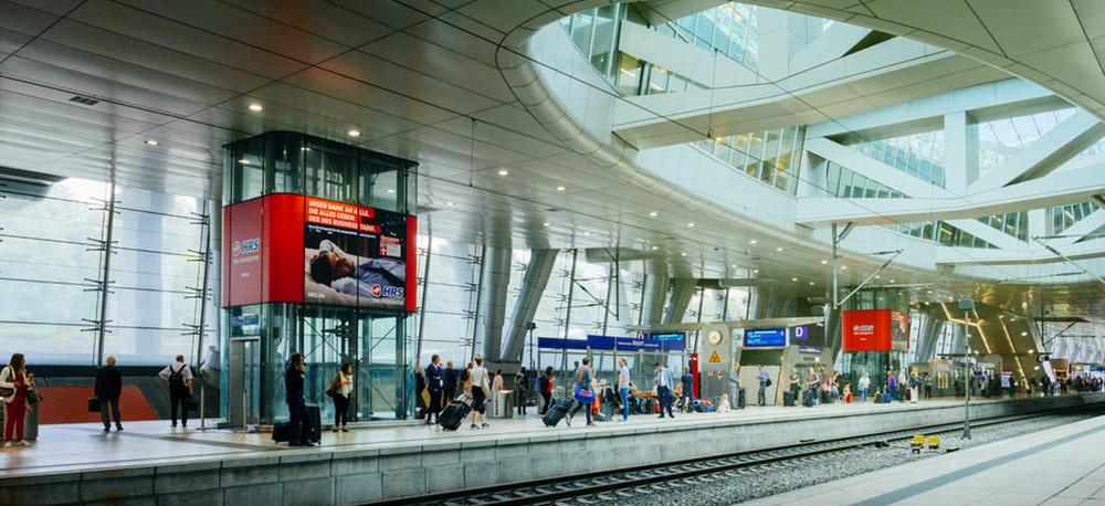Frankfurt_m__flughafen_fernbf_station_inside