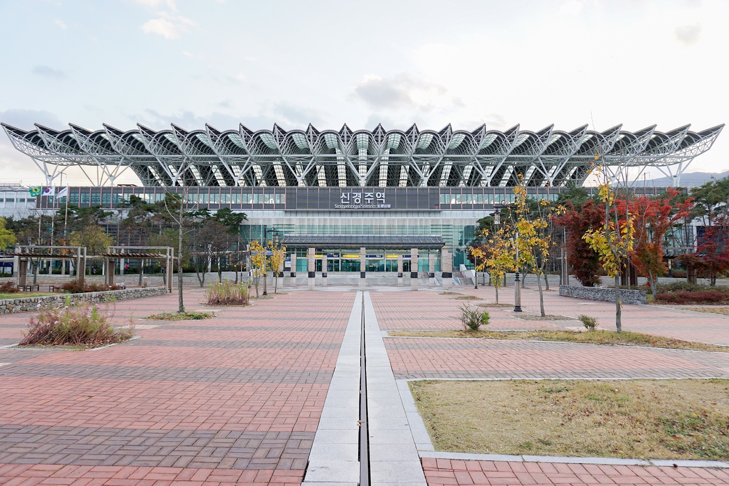 Singyeongju_station_front