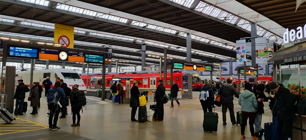 W%c3%bcrzburg_station_inside