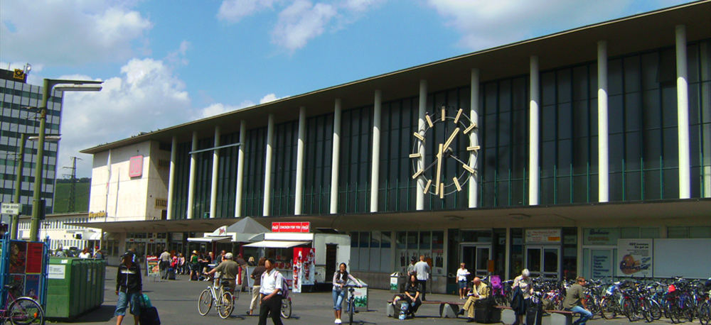 W%c3%bcrzburg_station_outside