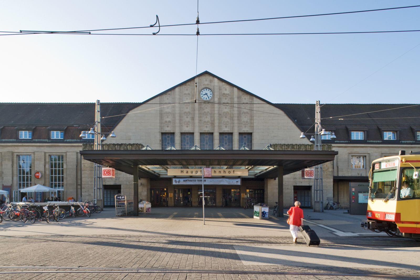 Karlsruhe_hbf_entrance