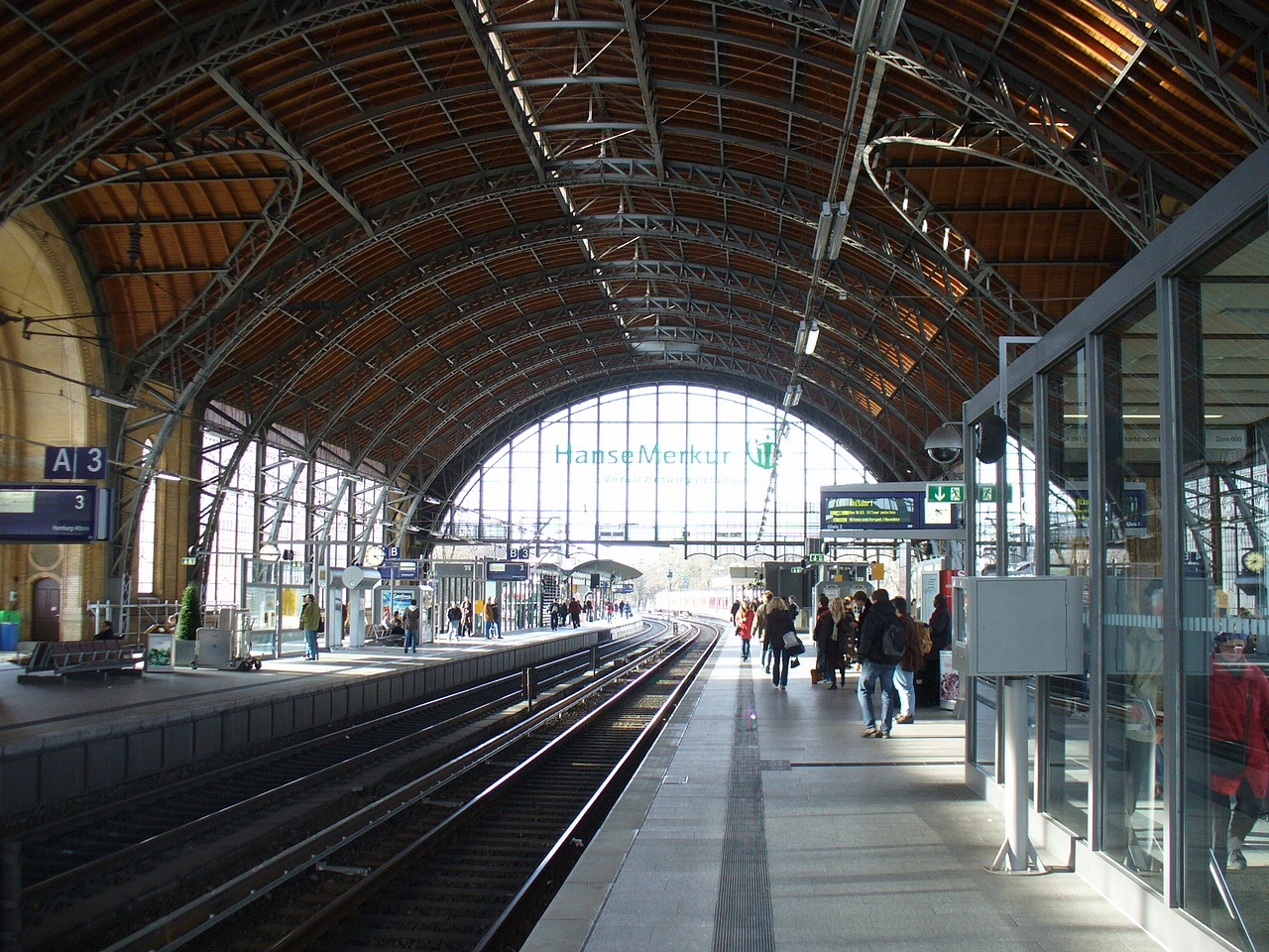 Hamburg Dammtor_bahnhof_platforms_hall
