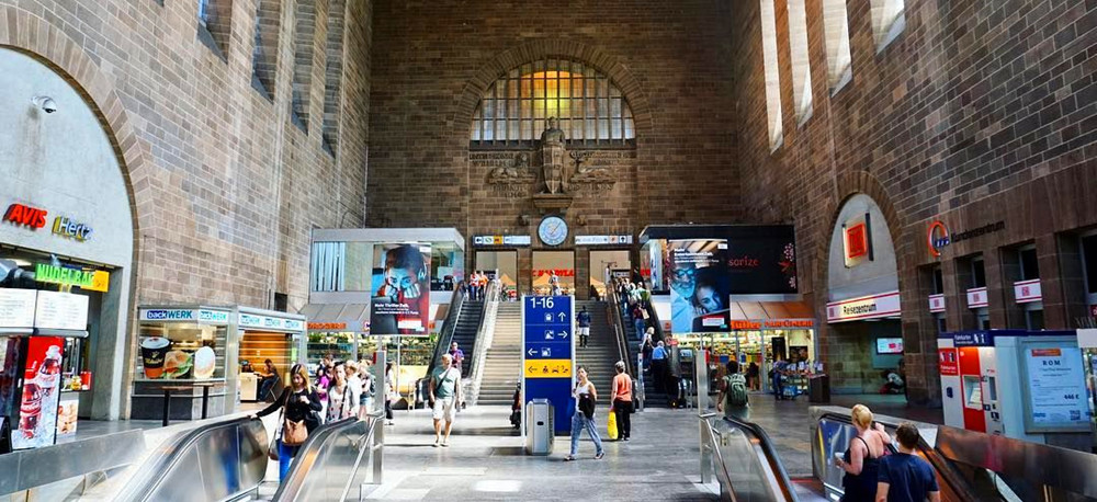 Stuttgart_hbf_station_inside
