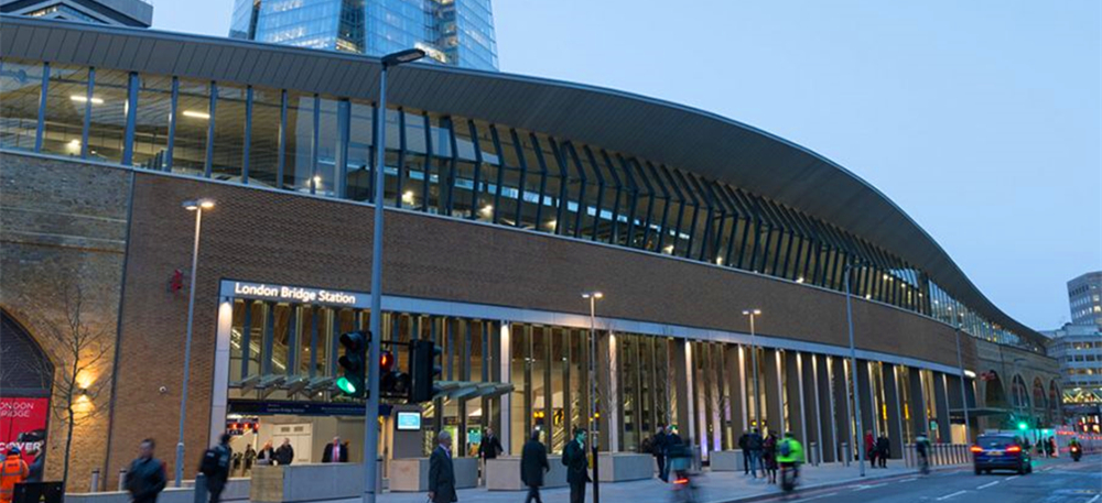 %e8%8b%b1%e9%93%81 London_bridge Outside