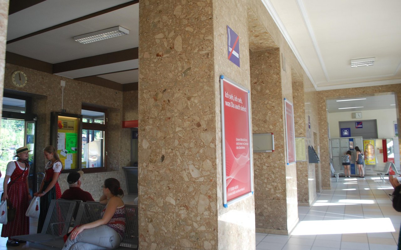 Bad_ischl_bahnhof_concourse