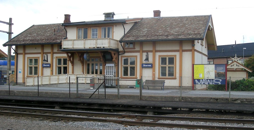 Skarnes_railway_station_platform_1