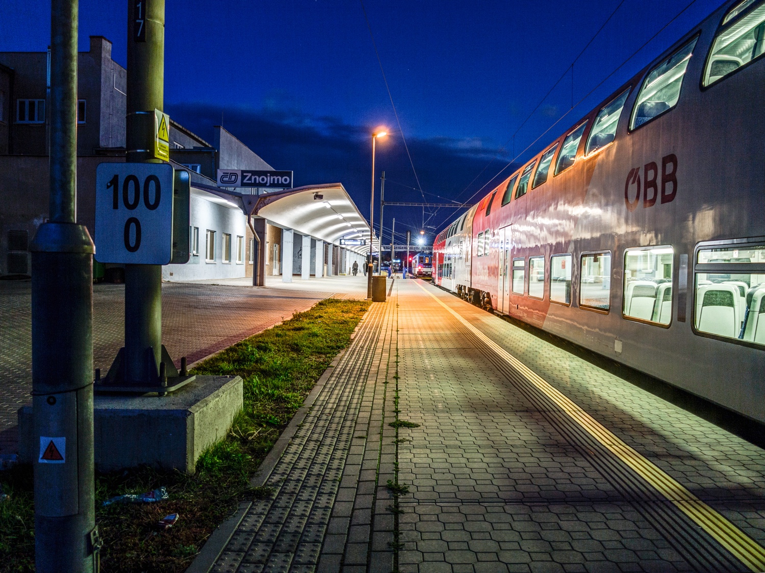 Znojmo_station_platform_obb