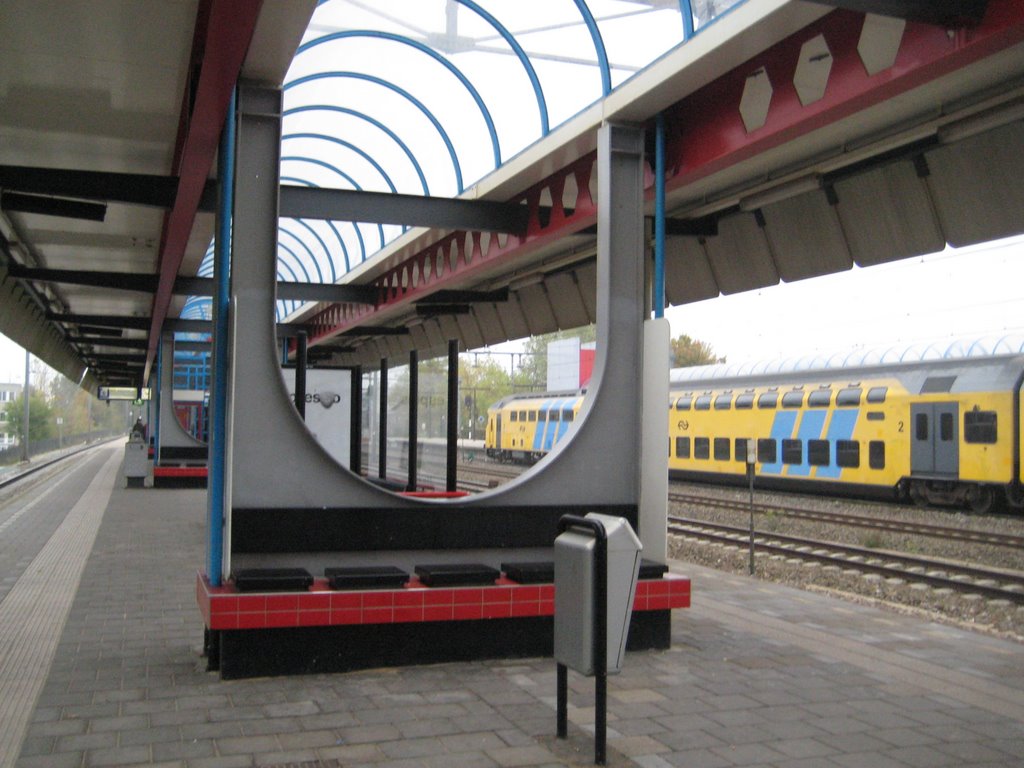 Weesp_station_platform_shelter