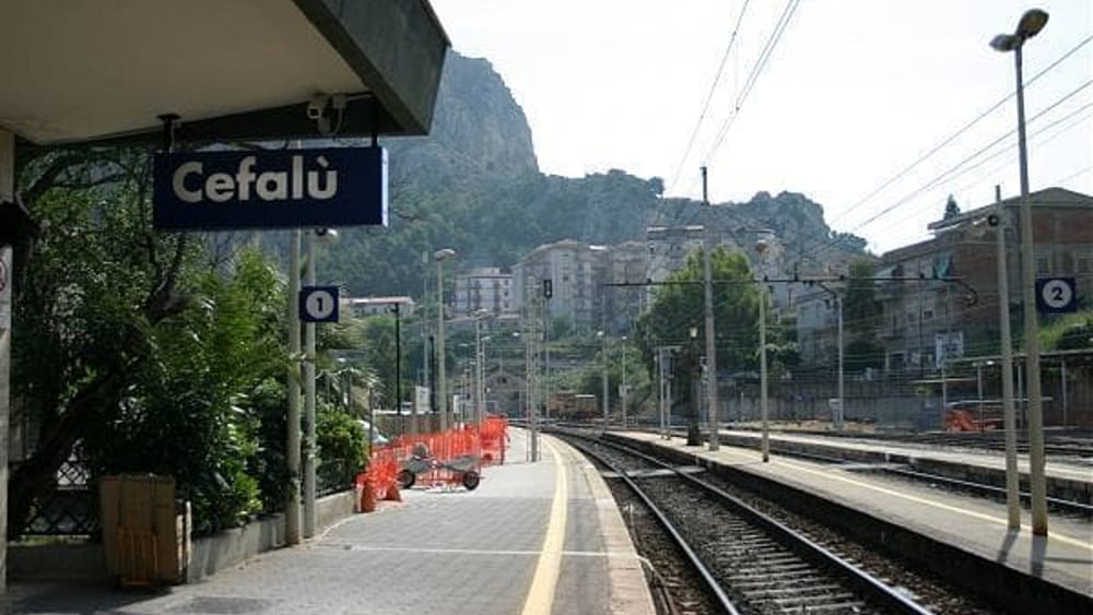 Cefalu_station_platform_1