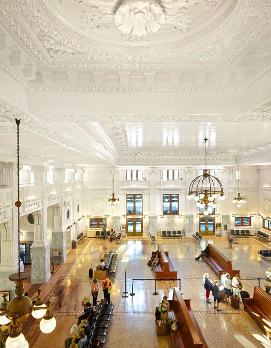 Seattle_king_street_amtrak_station_inside