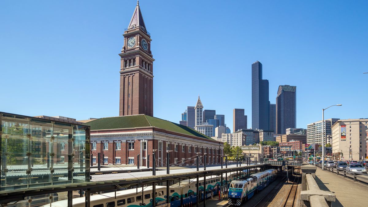 Seattle_king_street_amtrak_station_outside