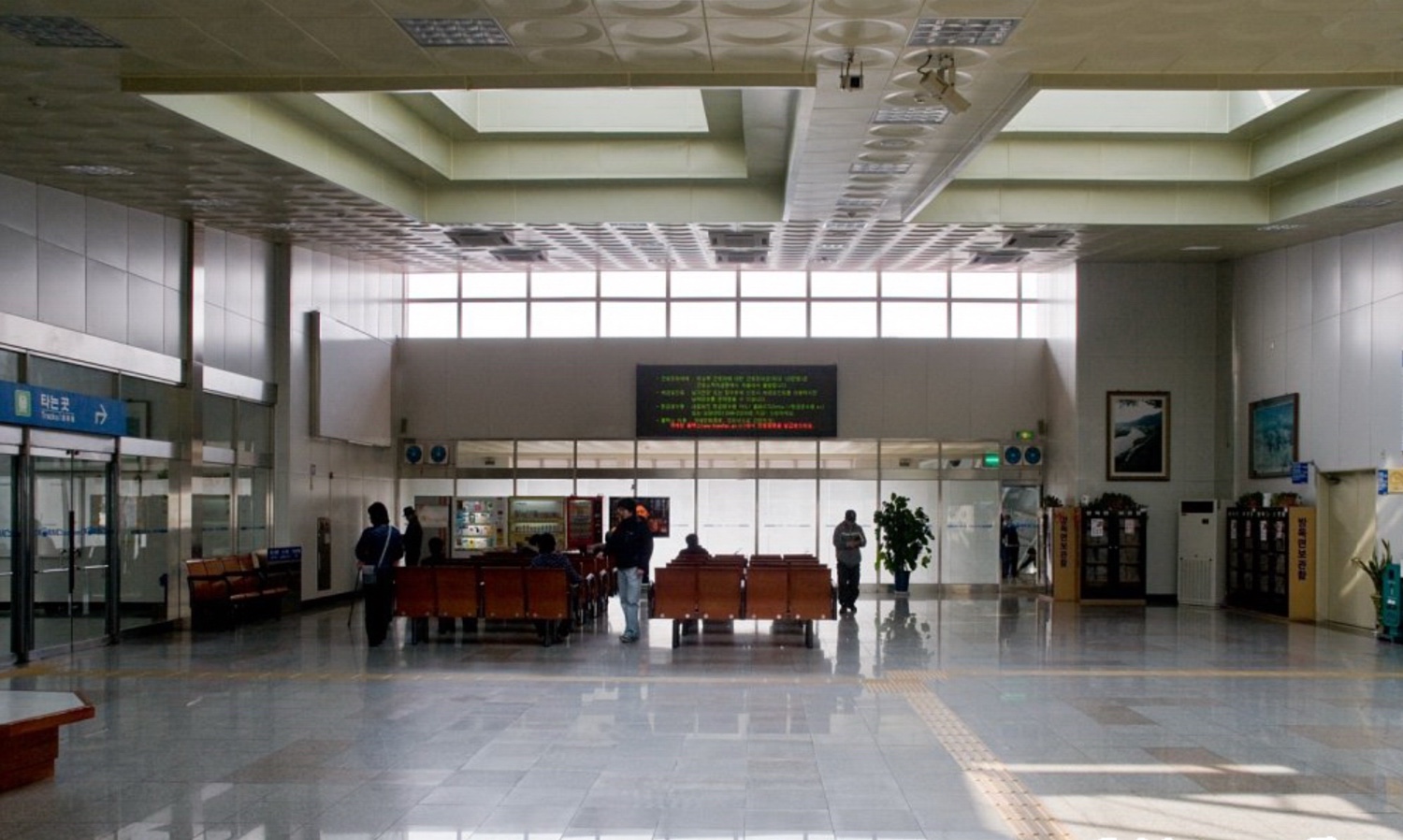 Bujeon_station_waiting_room