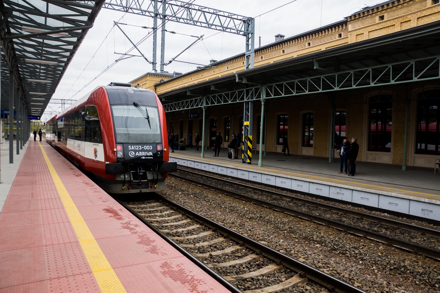 Torun_glowny_station_platform_arriva
