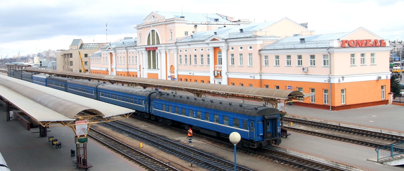 Gomel_vokzal_station_outside