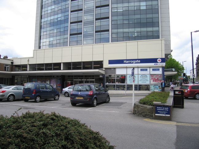 Harrogate_railway_station_entrance_1