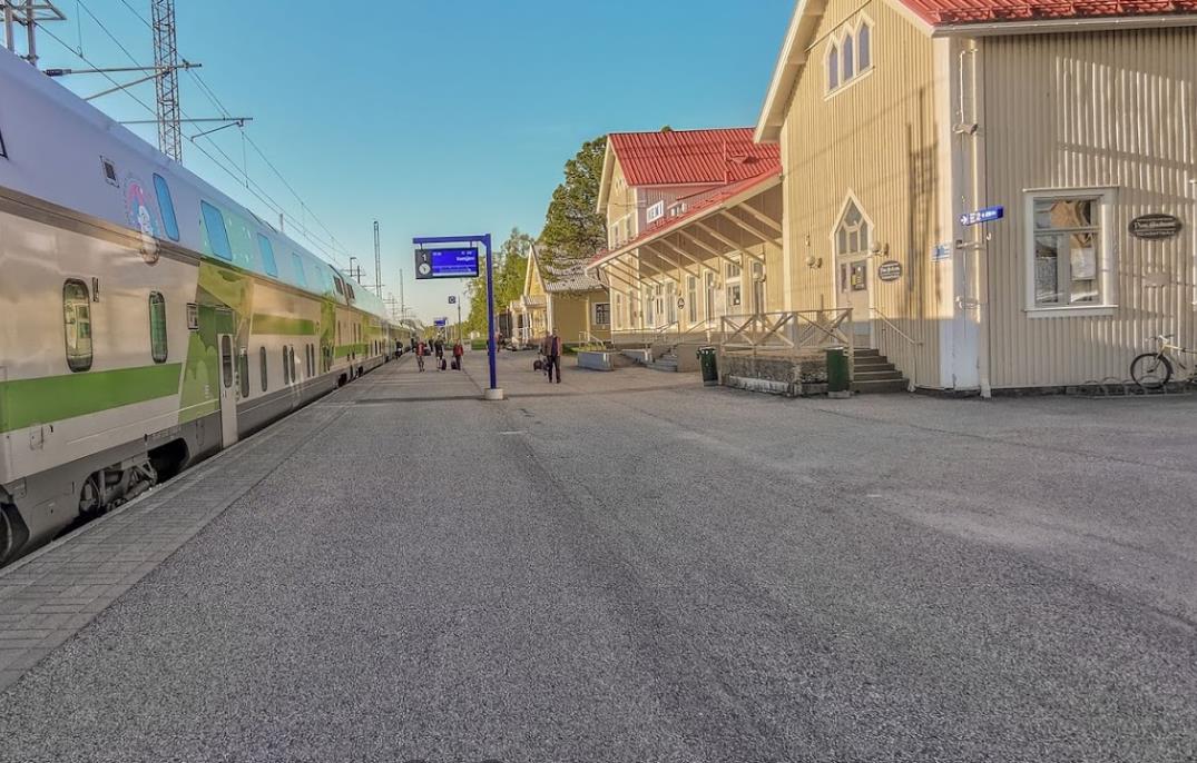Kemi_train_station_building_platform