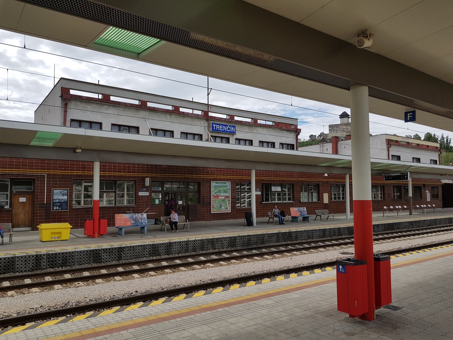 Trenc%cc%8ci%cc%81n_stanica_platform