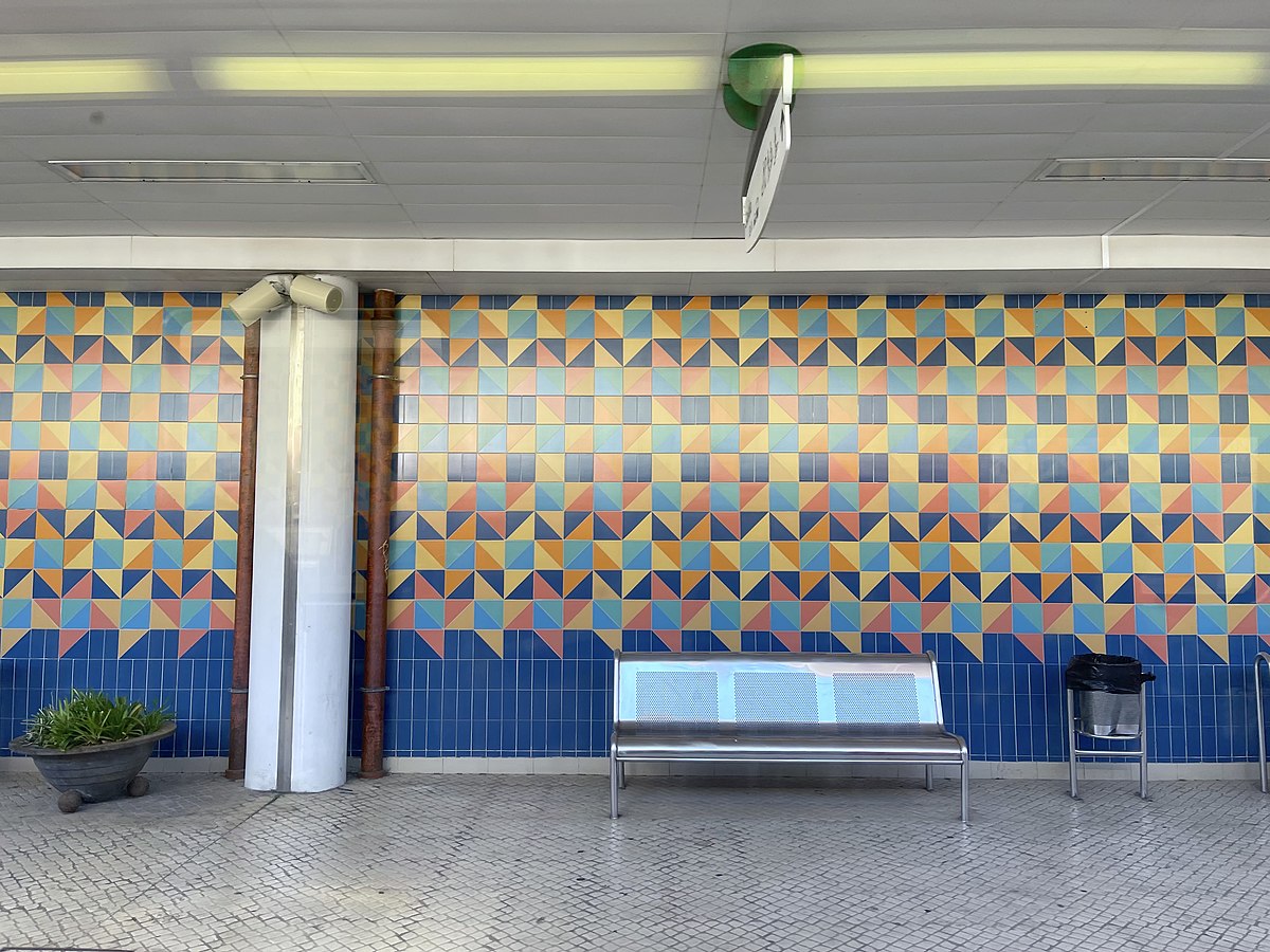 Rio_de_mouro_estac%cc%a7a%cc%83o_platform_seat