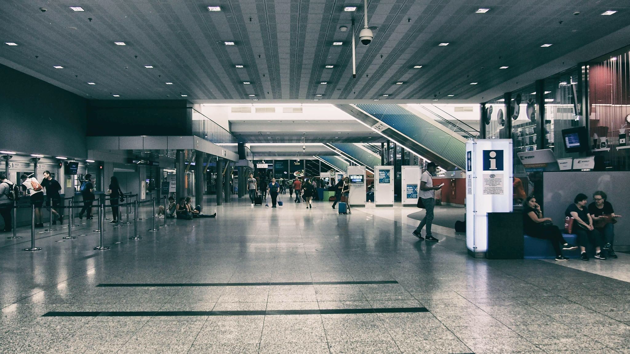 Krako%cc%81w_g%c5%82o%cc%81wny_station_hall