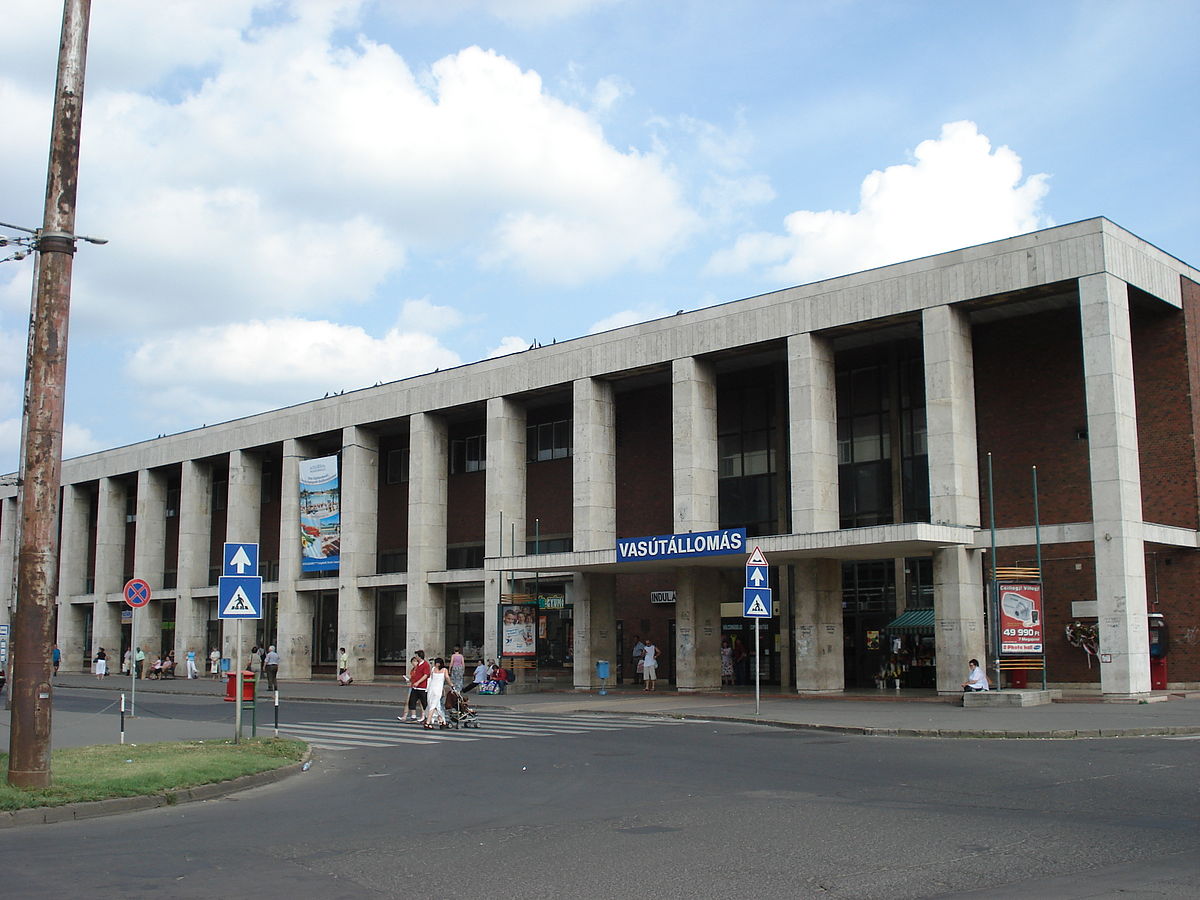 Debrecen_railway_station_outside
