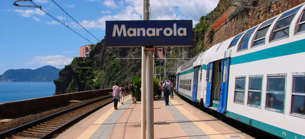 Manarola_station_outside