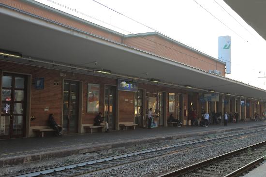 Como_san_giovanni_station_platform_1