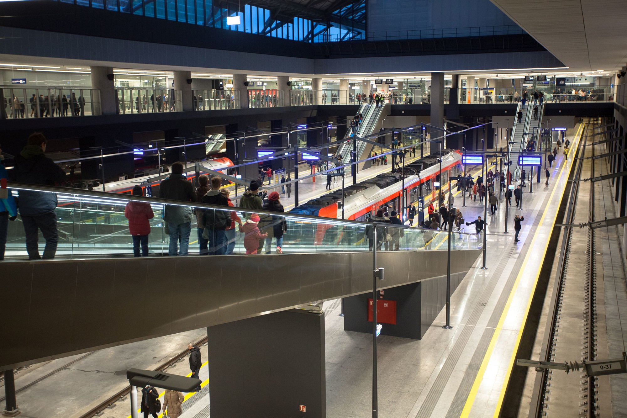 Lodz_fabryczna_station_hall