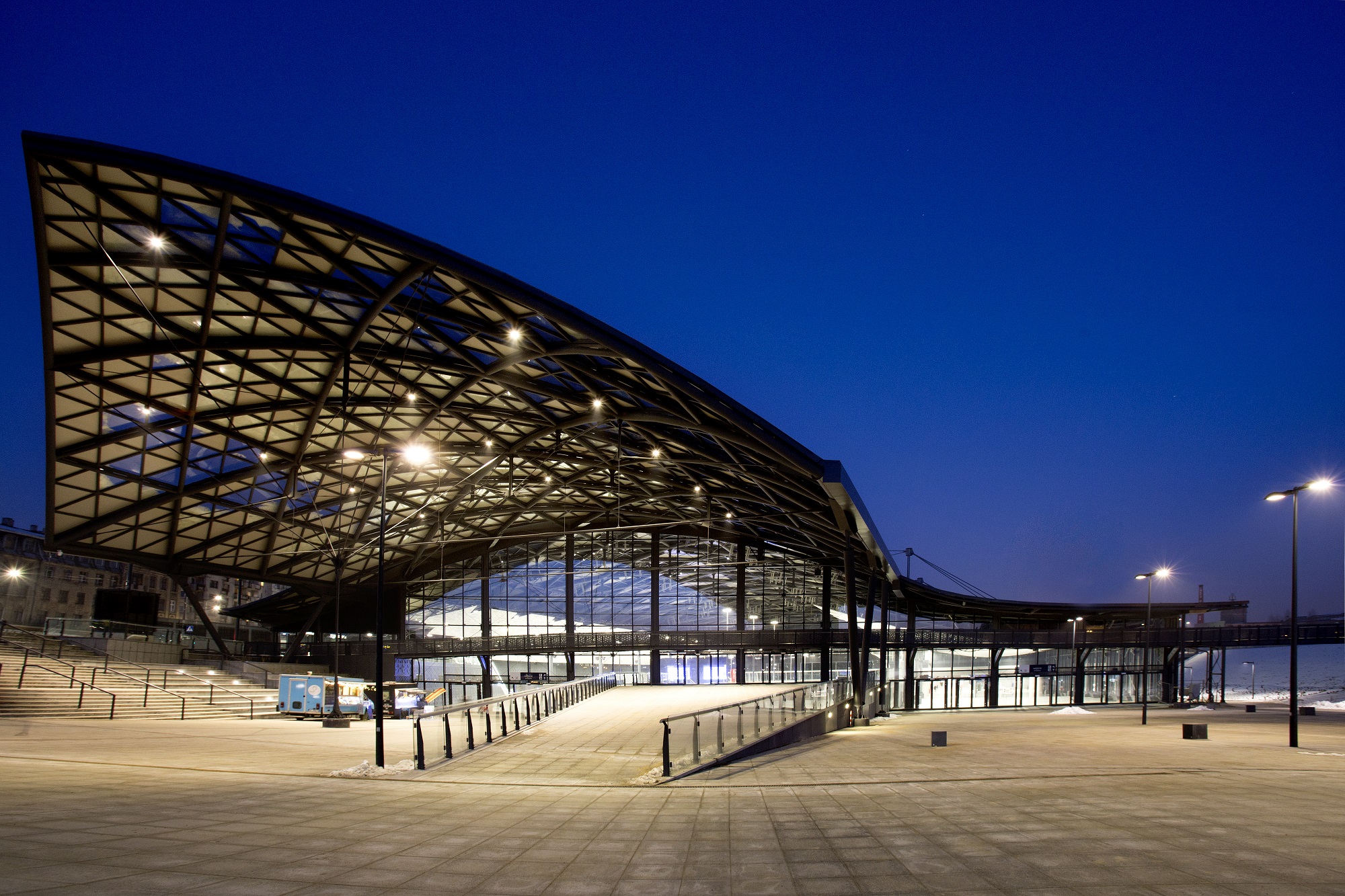 Lodz_fabryczna_station_outside