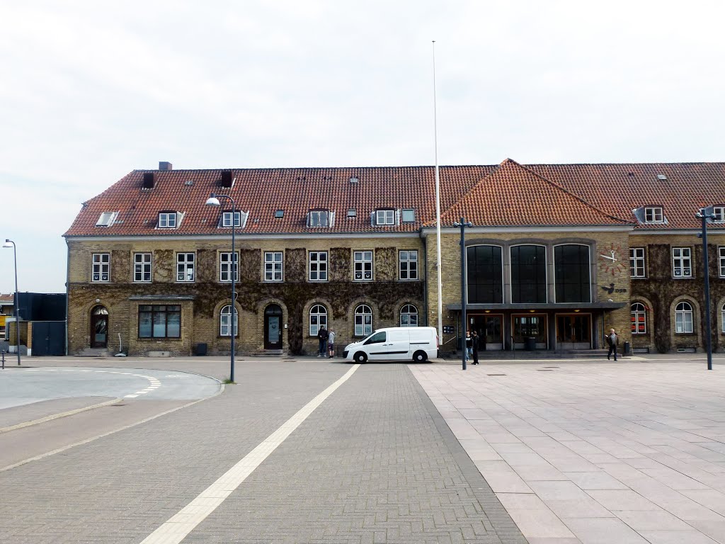 N%c3%a6stved_rail_station_front