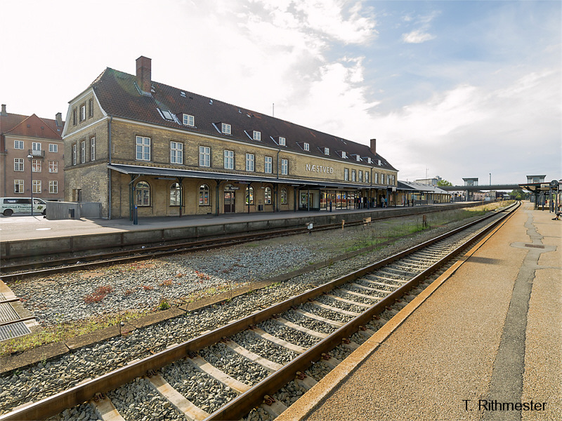 N%c3%a6stved_rail_station_platform_1