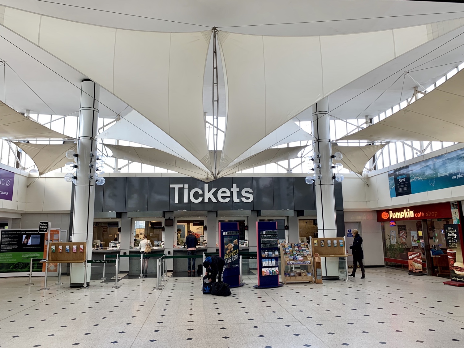 Plymouth_station_hall_ticketing_window