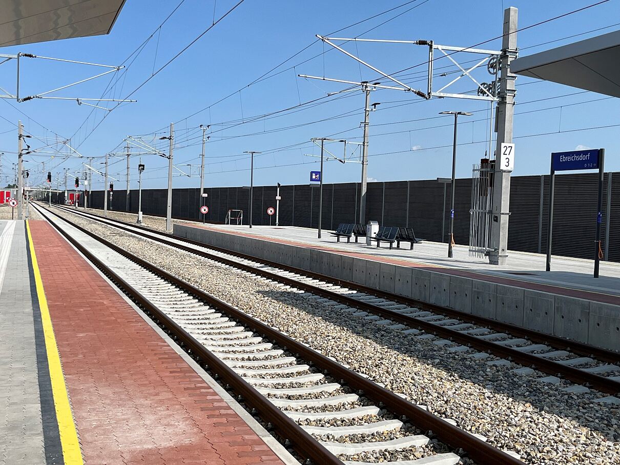 Ebreichsdorf Bahnhof_platforms