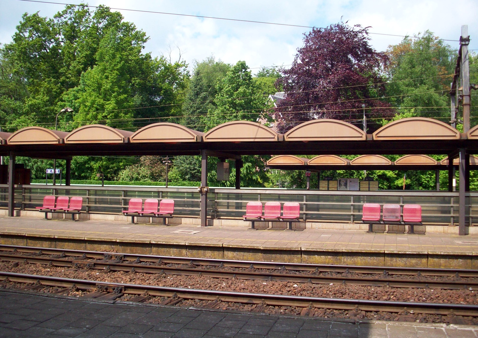 De_pinte_station_platform_shelter