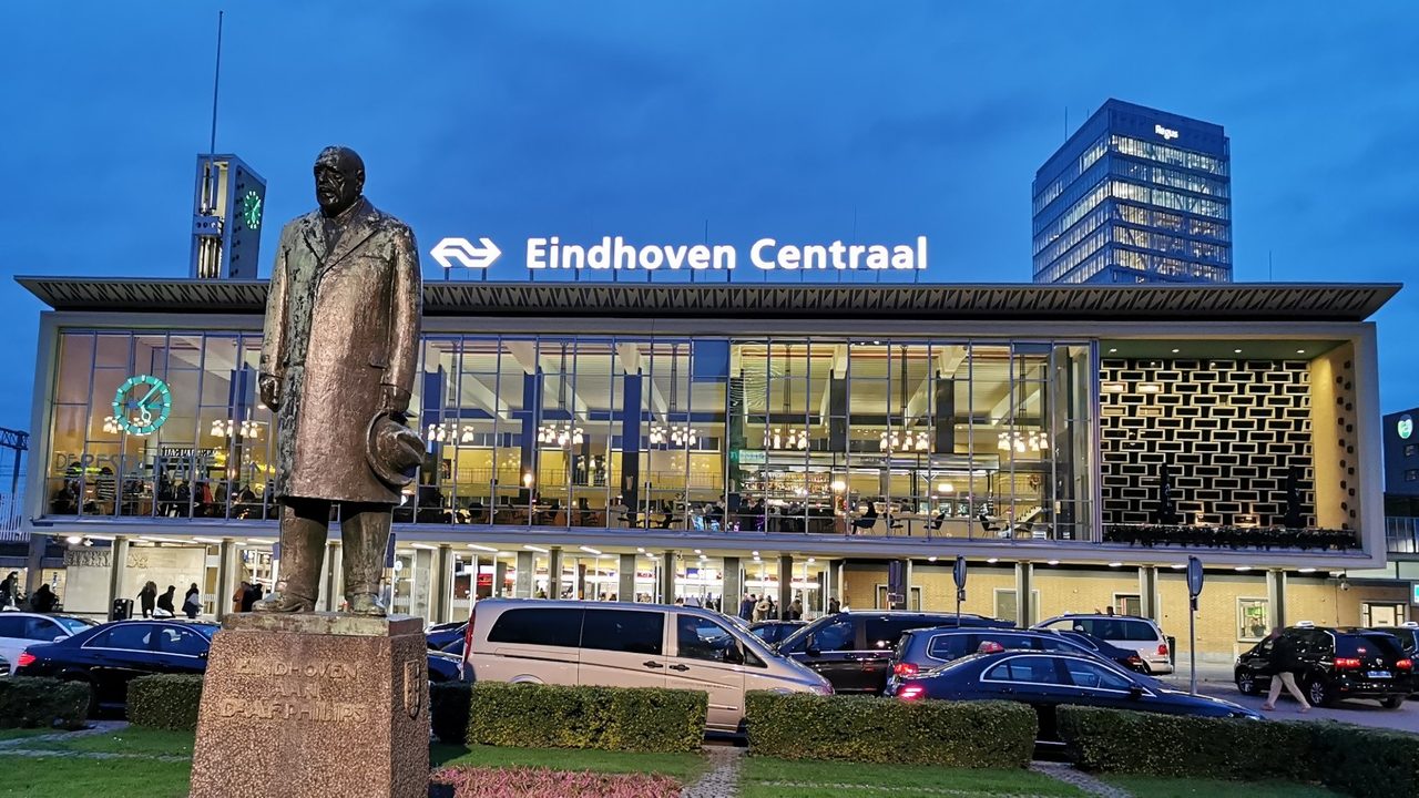 Eindhoven_station_night