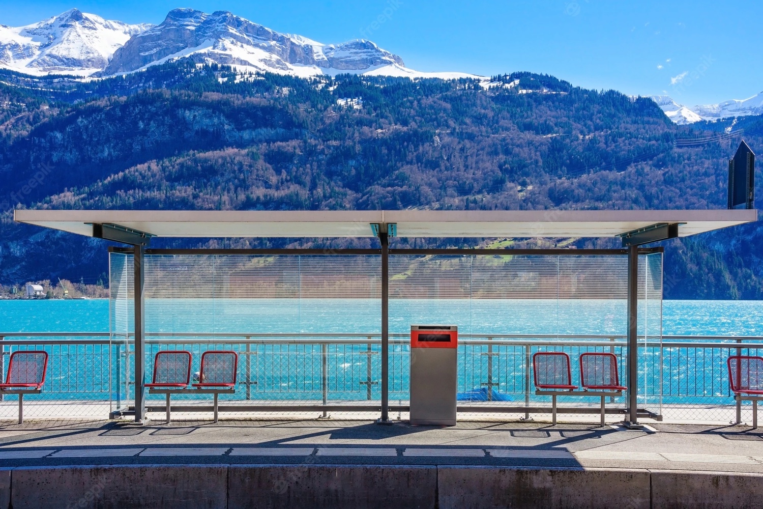 Brienz_bahnhof_platform_seat
