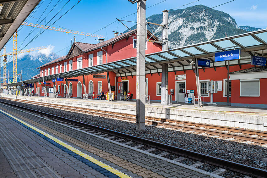 Jenbach_bahnhof_platforms_1