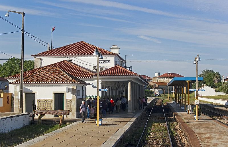 E%cc%81vora_train_station_platform_2