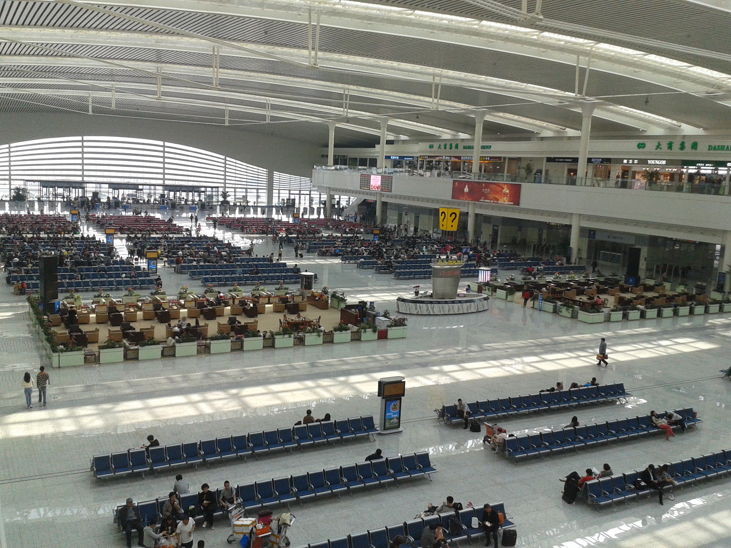 Dalian_north_railway_station_waiting_hall