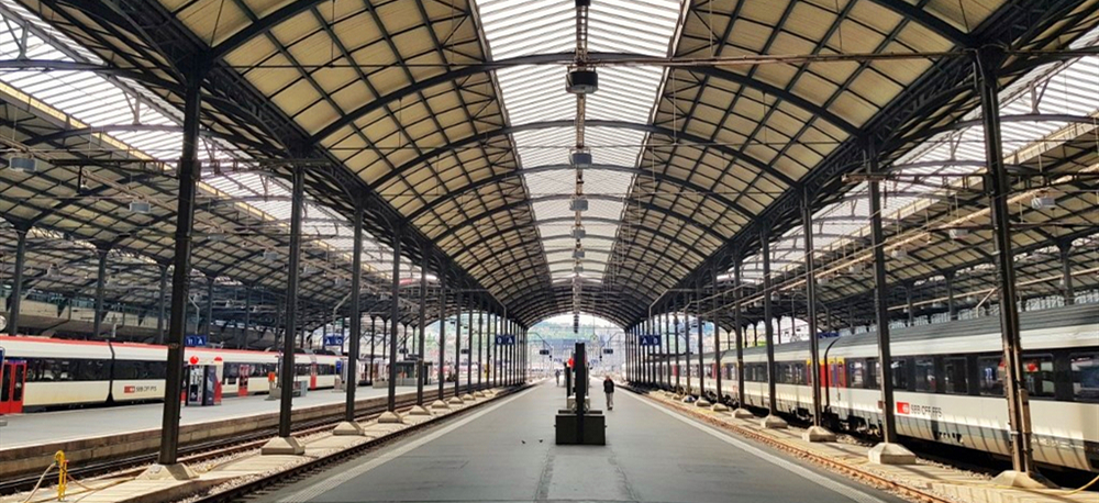 %e7%91%9e%e9%93%81_luzern_central_station_inside