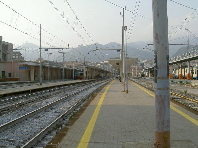 Salerno_railway_station_platforms