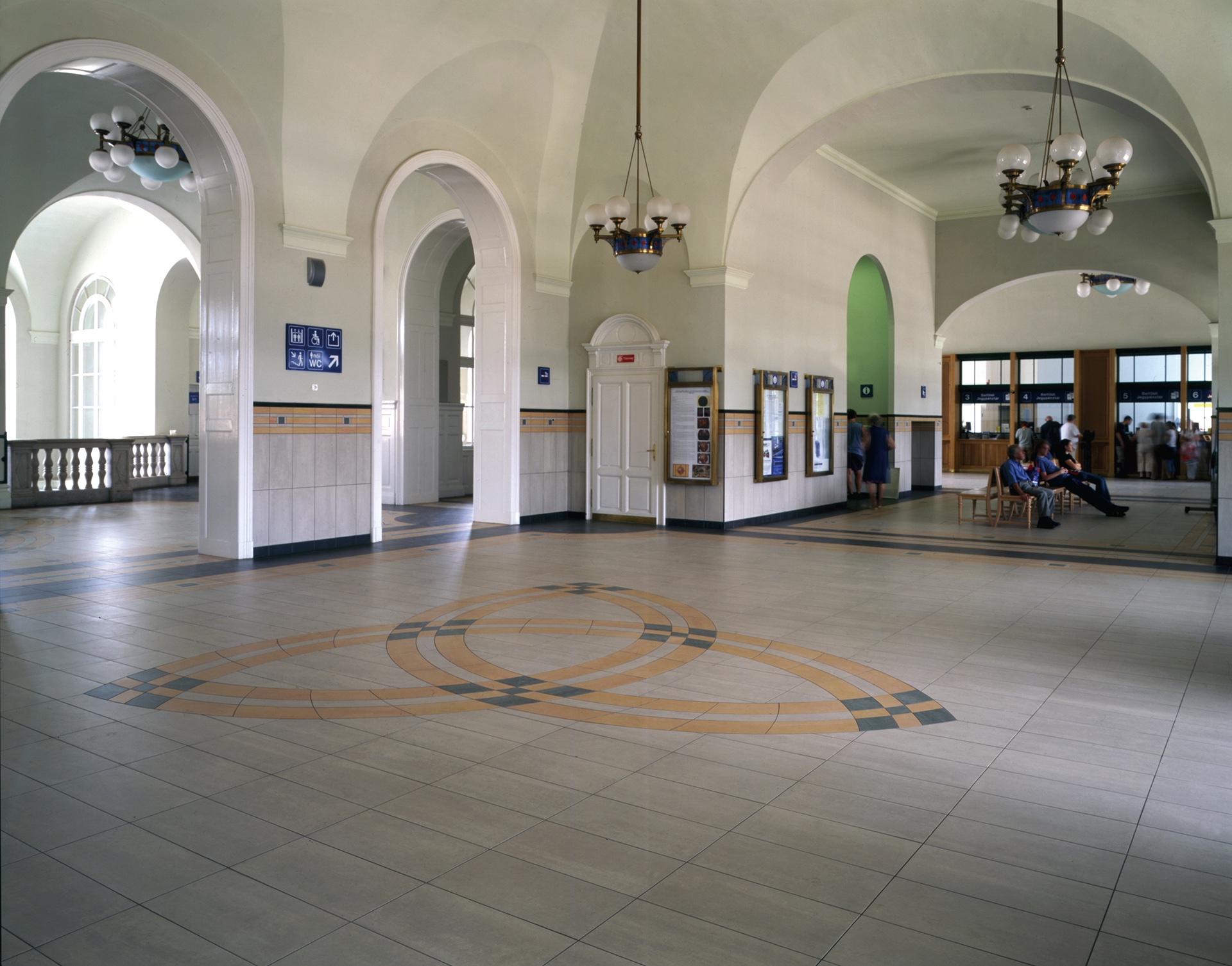 Szeged Train Station_concourse_1