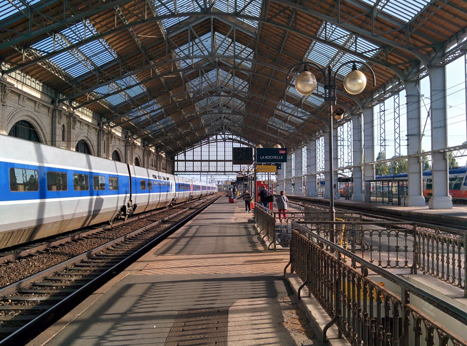 La_rochelle_ville_station_platforms_1