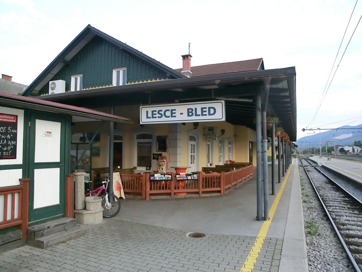 Lesce_bled_station_platform_1